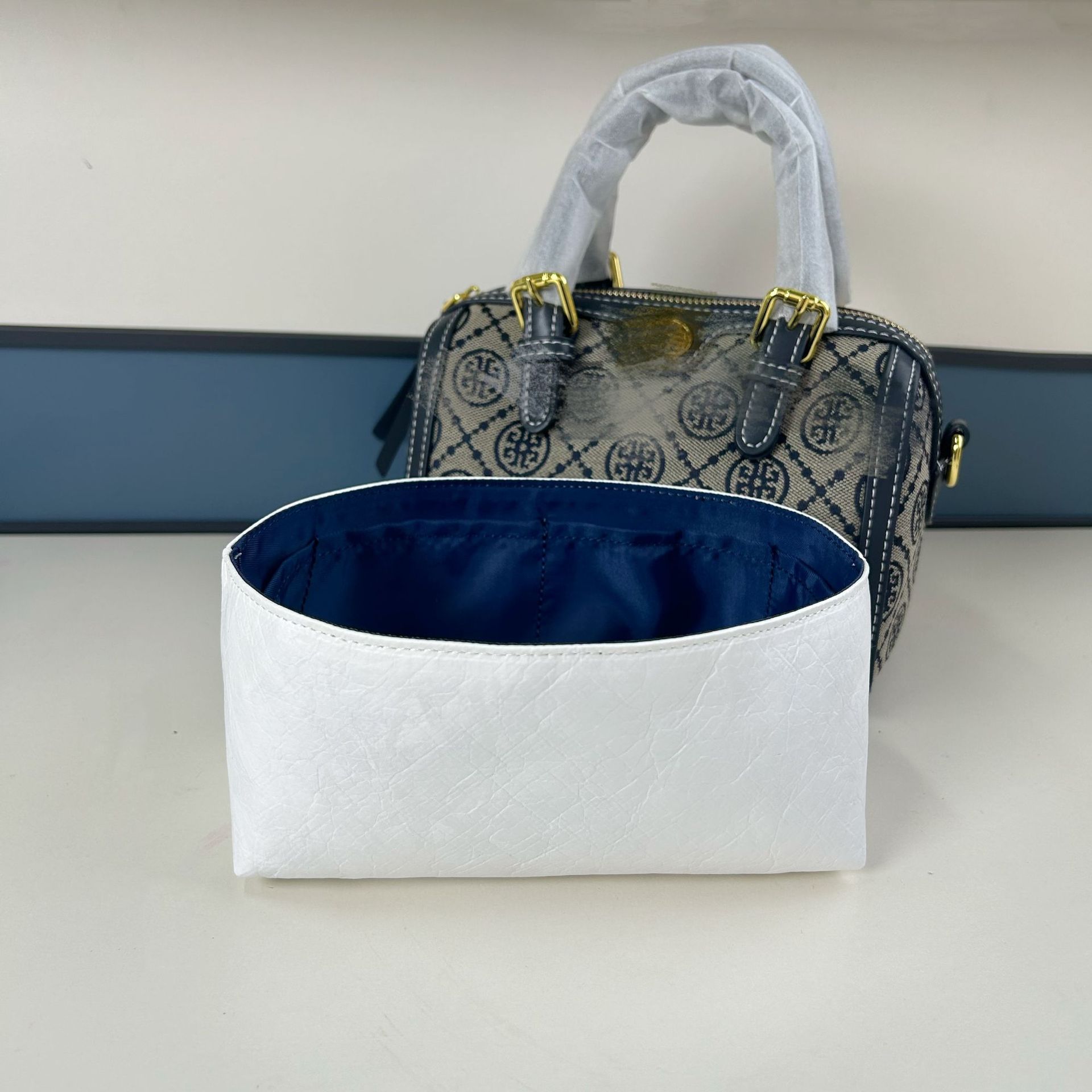 (핫 세일) tb 보스턴 미니 화이트 듀폰 페이퍼 + 네이비 블루 안감