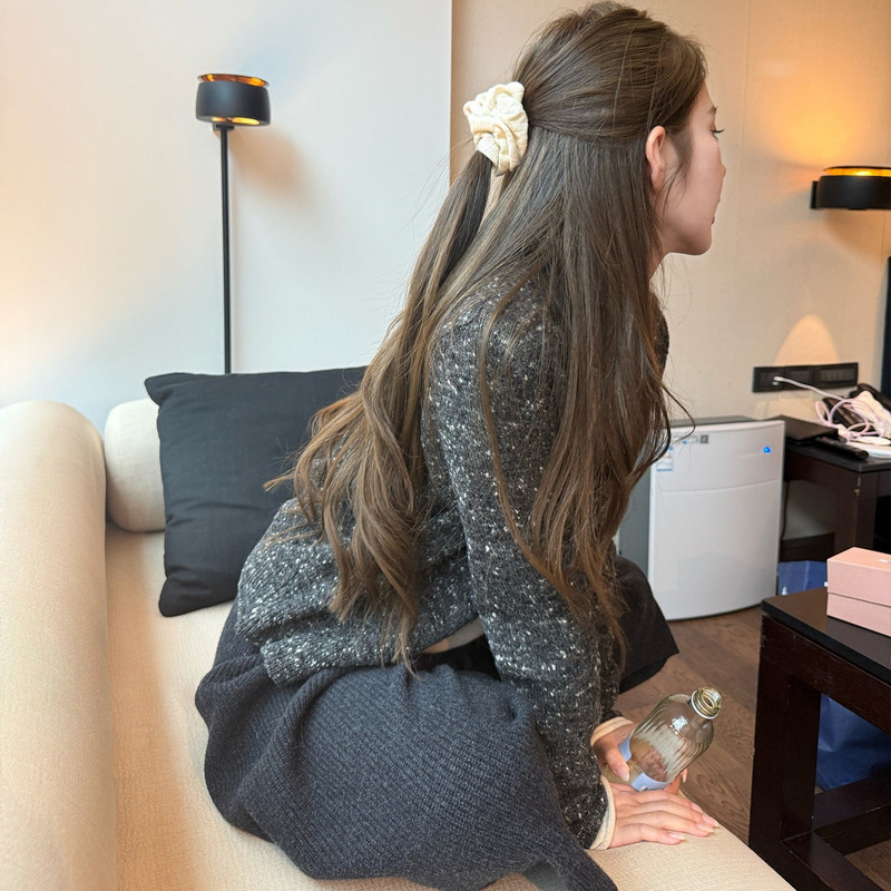 Ew Three-Dimensional Yarn Knit Cardigan Made of Pure Wool with Colorful Yarn, Effortlessly Creating a Festive Vibe Ew Three-Dimensional Yarn Knit Cardigan Made of Pure Wool with Colorful Yarn, Effortlessly Creating a Festive Vibe
