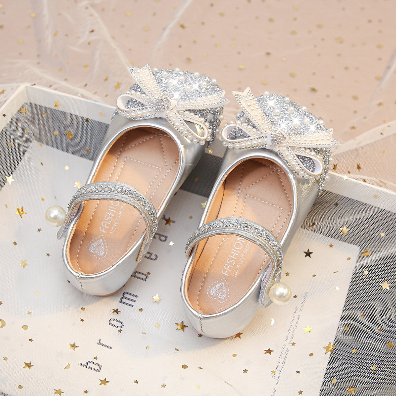 Zapatos de princesa de cristal de niñas 2026 verano nuevo niño color sólido zapatos de cuero brillantes zapatos de un solo niño