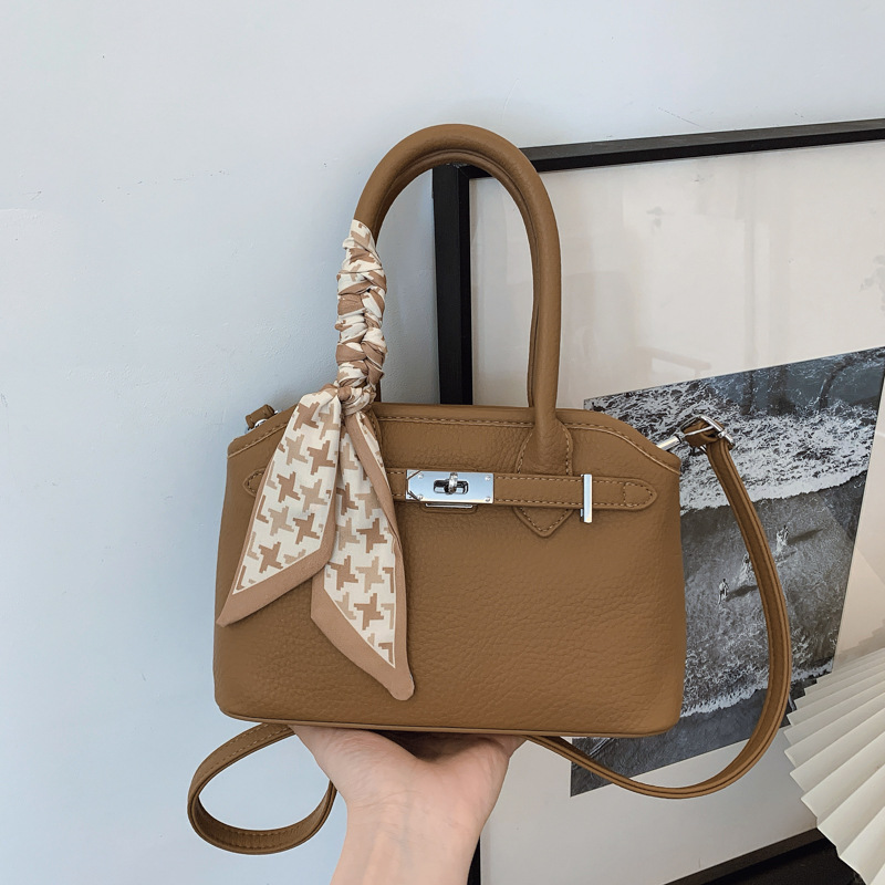 Versión coreana del bolso de nicho 2025 verano nuevo bolso de hombro con patrón de lichi bolso de mensajero casual de todo fósforo mujer