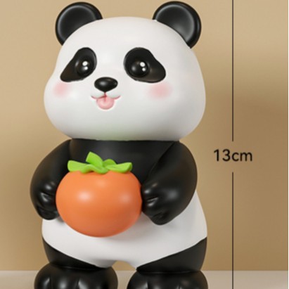 서서 감을 들고 있는 팬더