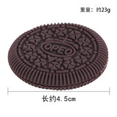 Make the biscuit return, eat the Oreo biscuit and bite it back to its original shape, magic prop close-up street performance