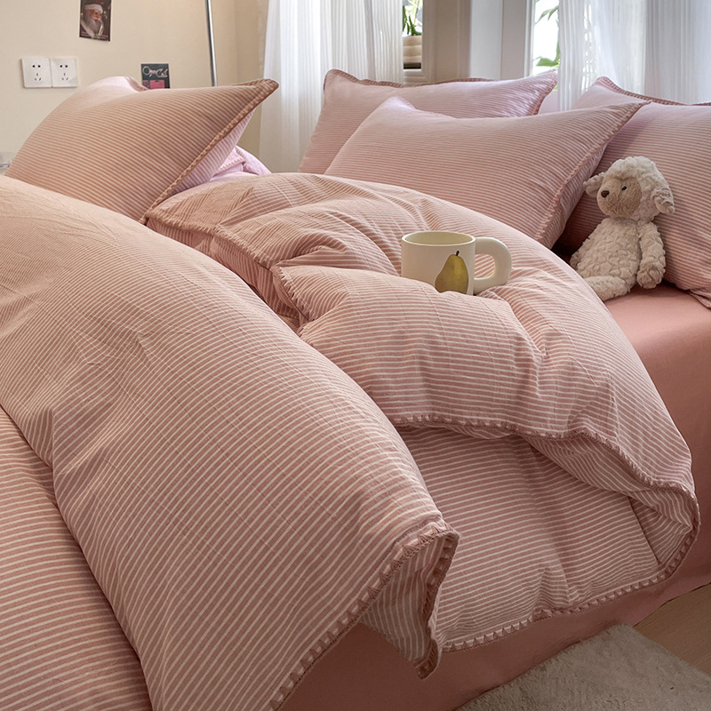 Fideos de Zoe molidos junto a conchas a rayas de algodón