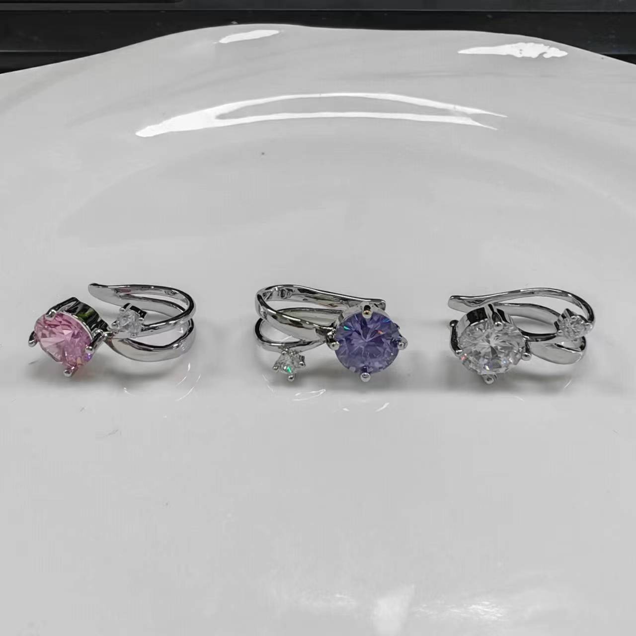 Clip de orejas de zircón ultra brillante para mujeres ligero de lujo de alto nivel sin agujeros de orejas, clip de hueso de orejas único y hermoso pendientes de orejas