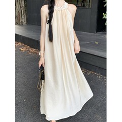 度假风2025新款杏色挂脖连衣裙女夏季优雅美丽宽松大摆裙好看长裙