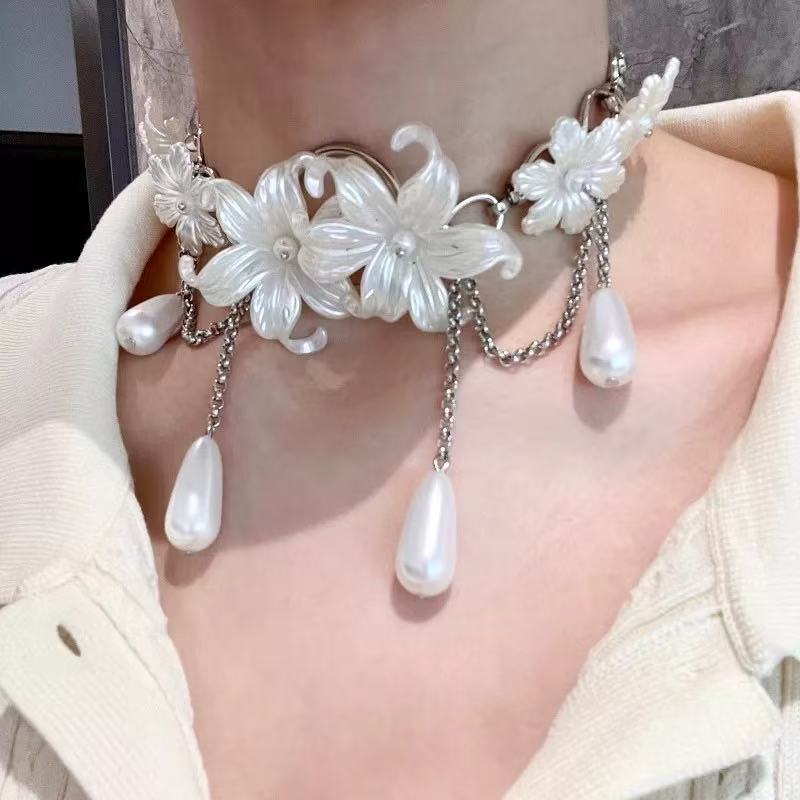 雰囲気のある白い花の水滴パールタッセルチョーカーネックレス女性のニッチデザインパーソナライズされた甘くてクールな鎖骨チェーン|undefined