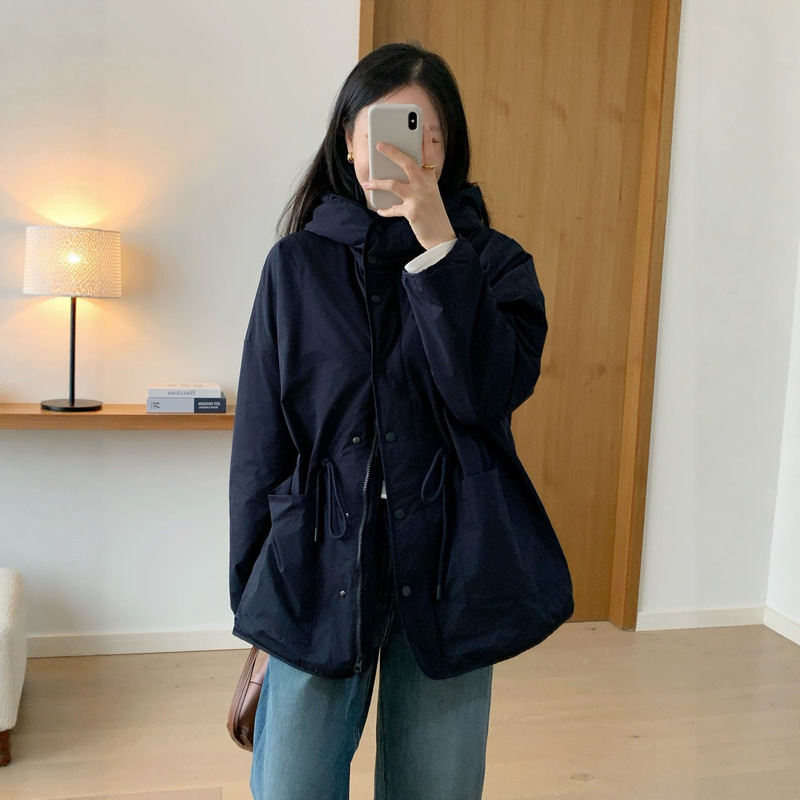 Stylish, lightweight, and modern Sherpa-lined hooded parka with double pockets, a simple and loose fit, a cinched waist, and a warm, cotton-lined outer layer. 018
