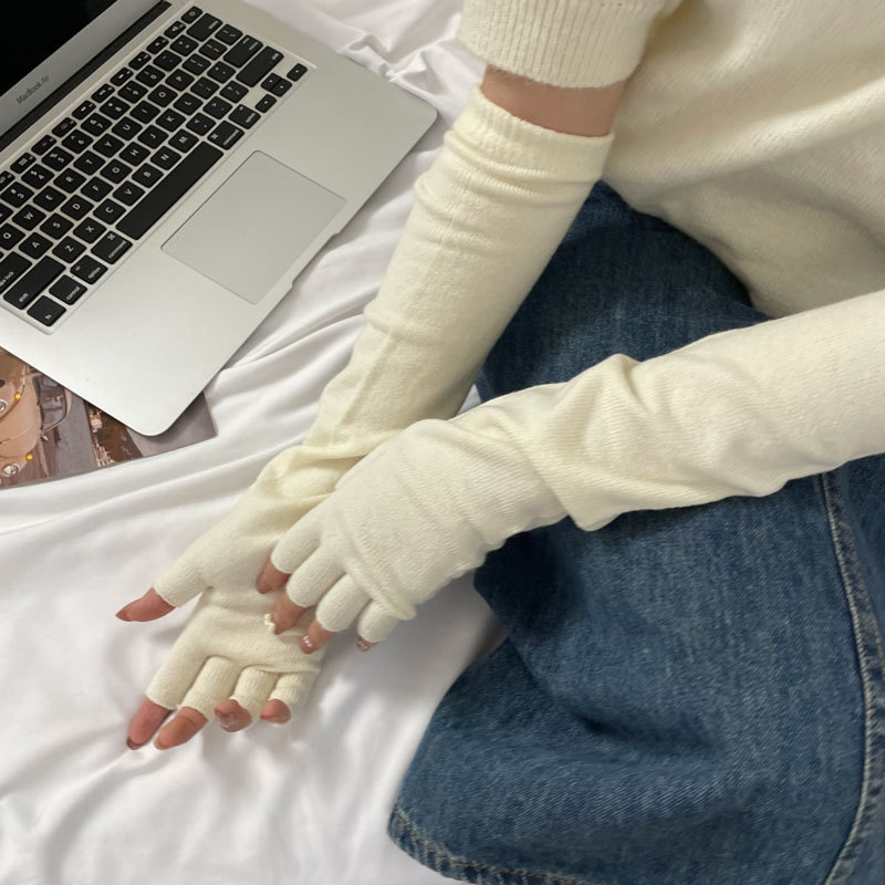 Autumn long knitted gloves