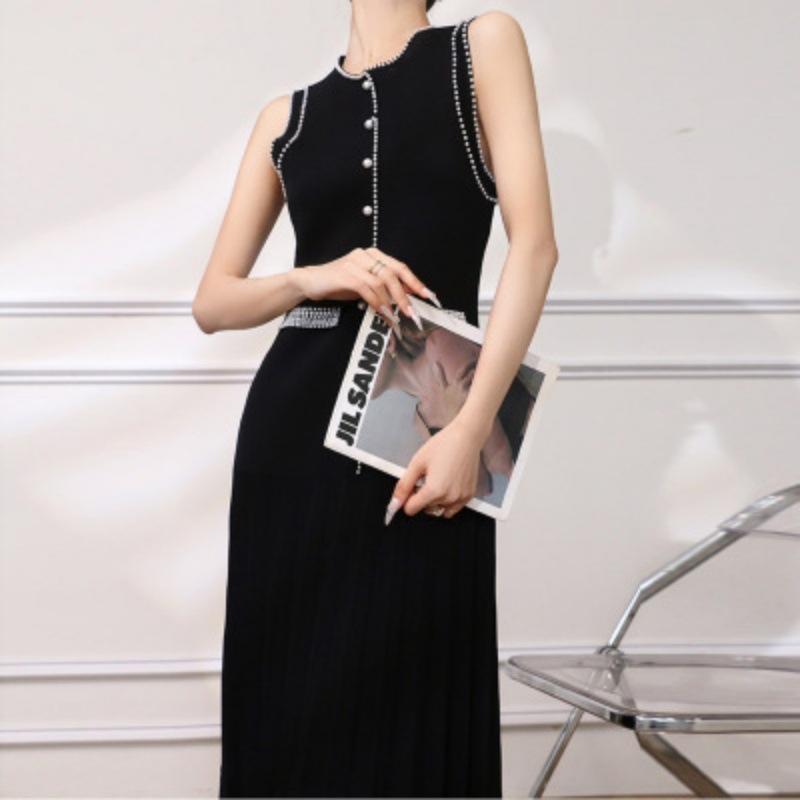 Luxuriöses Strickkleid Mit Perlenbesatz Und Hohem Schlitz_voghion.com