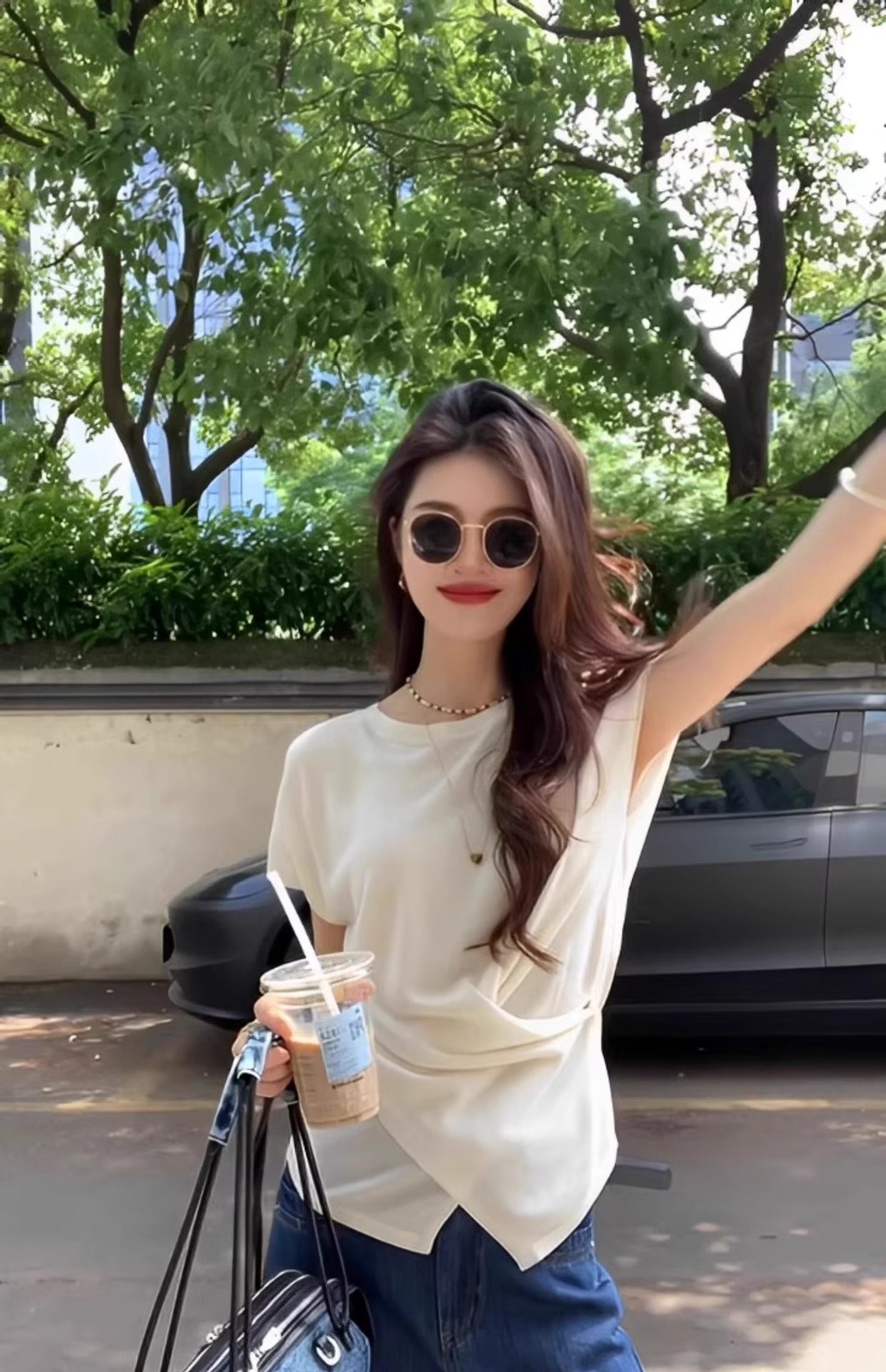 Áo thun nữ tay ngắn cổ tròn chất liệu sợi mát phối quai chéo bất đối xứng — sọc đen chi tiết 1