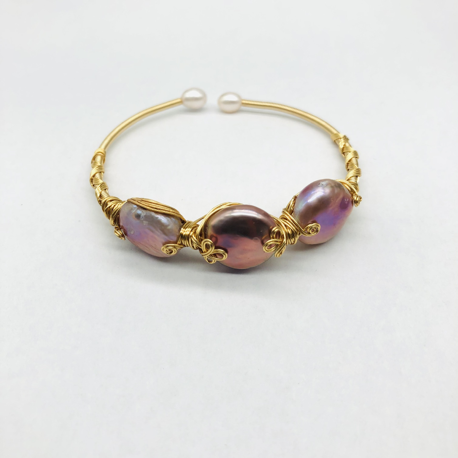 天然淡水真珠ブレスレット3つの真珠の巻線の手作りの象眼ブレスレットメーカーは直接に承認できます。