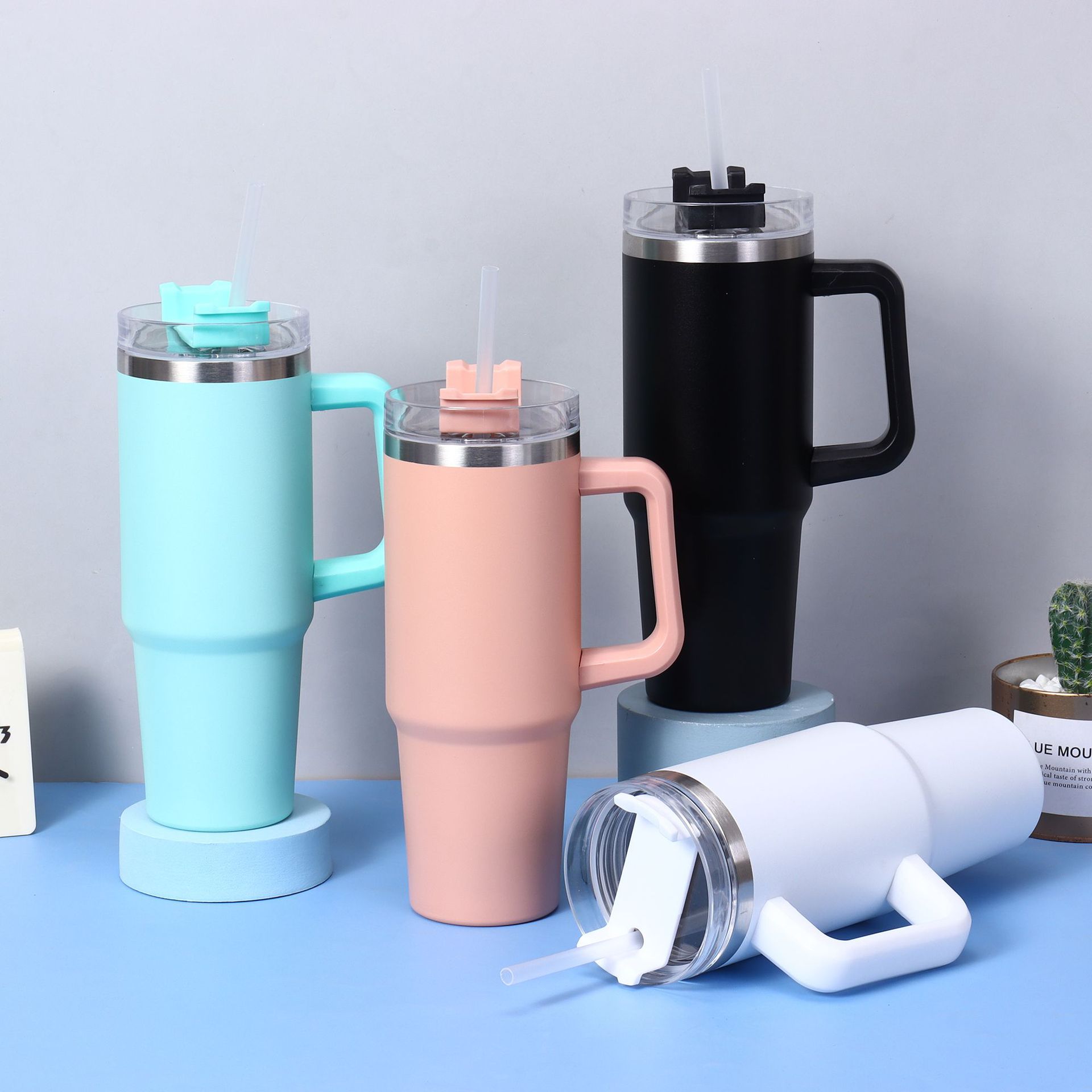 Vacuo transfronterizo 30oz mango de taza de automóvil de acero inoxidable aislamiento de calor aislamiento de frío taza de cerveza con paja al por mayor