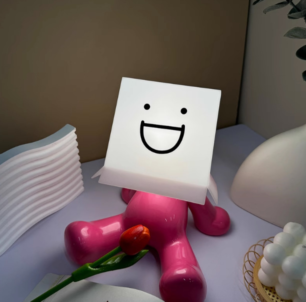 Sentado tímido niño lámpara de escritorio cara cuadrada tímida lámpara de noche regalo de carga creativa divertida lámpara de cabezal de cama divertida