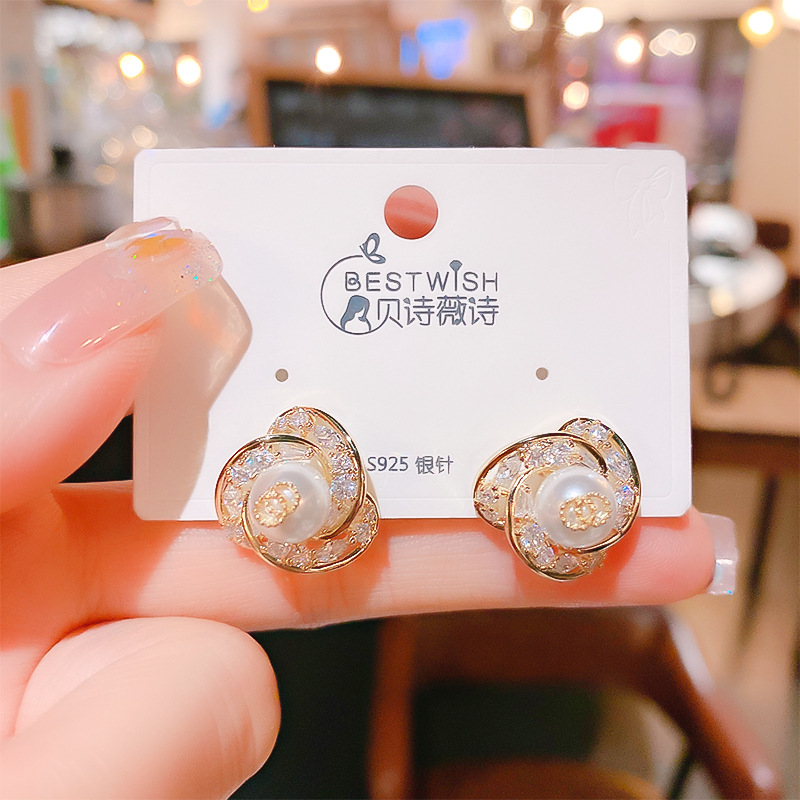 Fashion Flower Copper Plating Zircon Ear Studs 1 Pair display picture 1