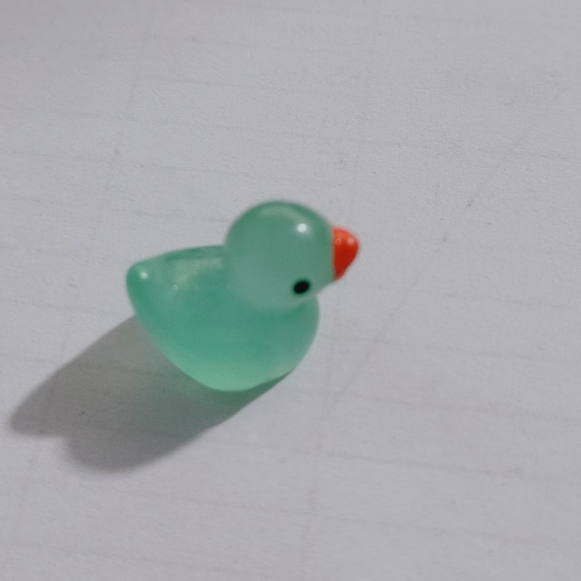 Mini patito luminoso Adornos de animales pequeños de colores para niños Diy Colgante de resina Llavero de recuerdo hecho a mano
