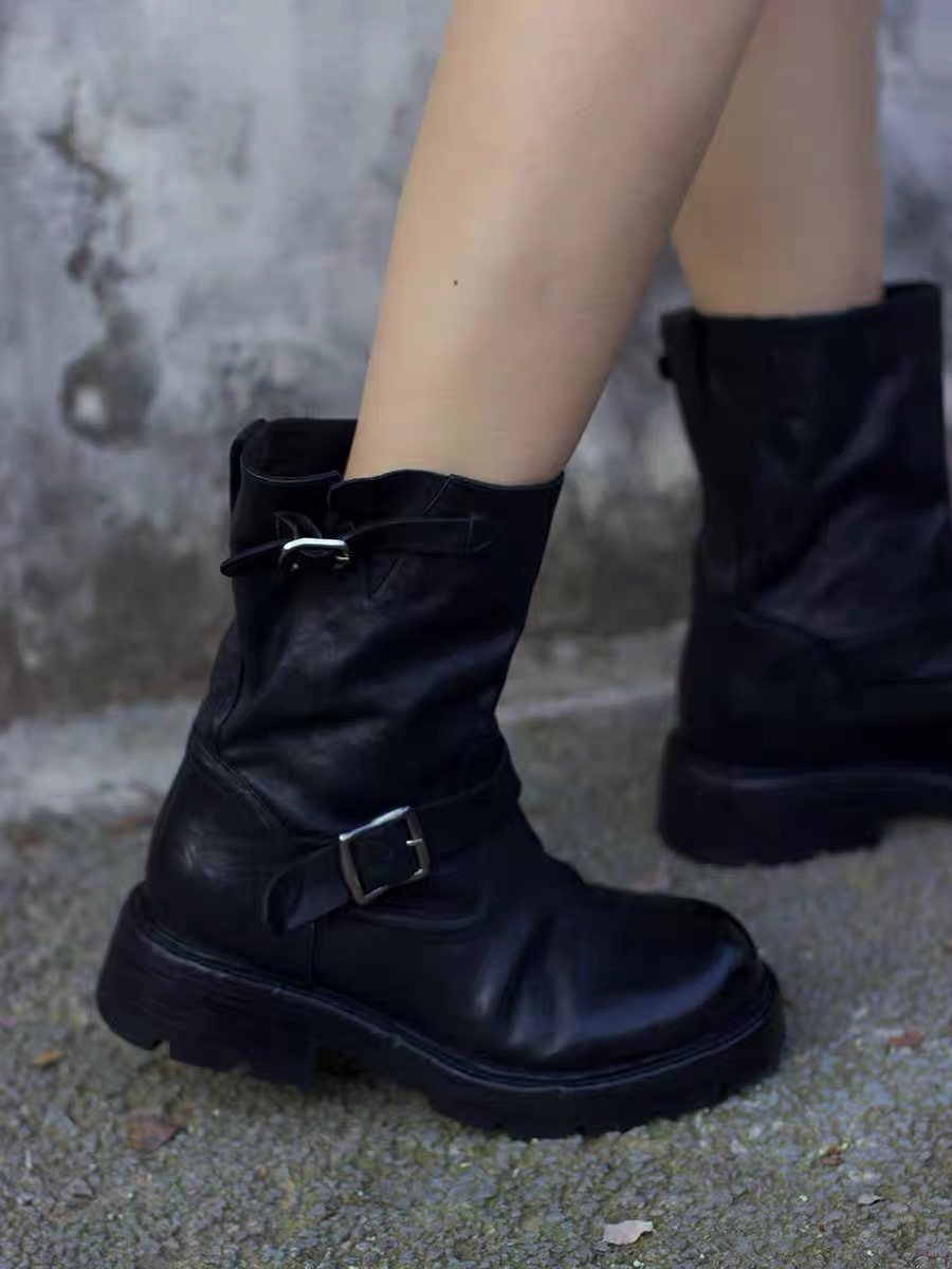 Stiefeletten aus gewaschenem Rindsleder mit dickem Absatz, runder Zehenpartie und Gürtelschnalle, Motorrad-Stil, britischer Stil, Martin-Stil. Neuer Stil Herbst/Winter 2025._voghion.com