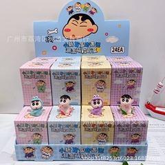 かわいい漫画のクレヨンしんちゃんの手はブラインドの箱の公仔の萌え粒の少女の心の高い顔の値の公仔のデスクトップを飾って潮が満ちて遊んでいます。
