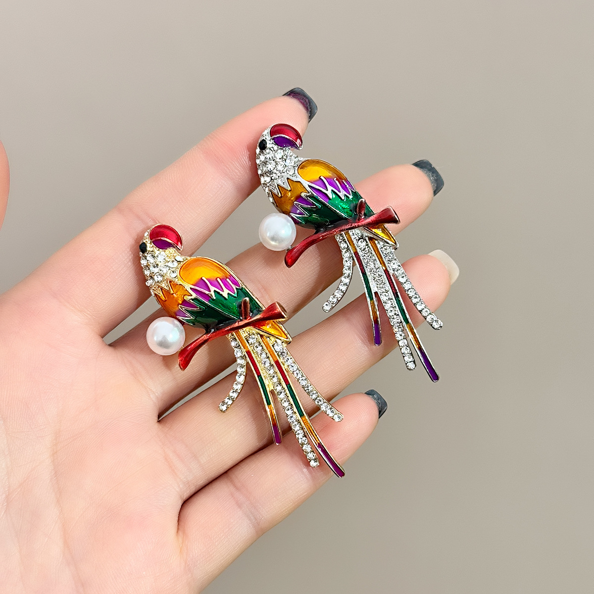 New simulation parrot brooch fashion luxury enamel pearl bird collar pin personality accessories corsage women