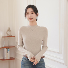 一線の服のシームレスなウールの丸首の底のシャツの女性の中に秋冬の修身の保温服のニットの服を掛けてやせているセーターを現します。