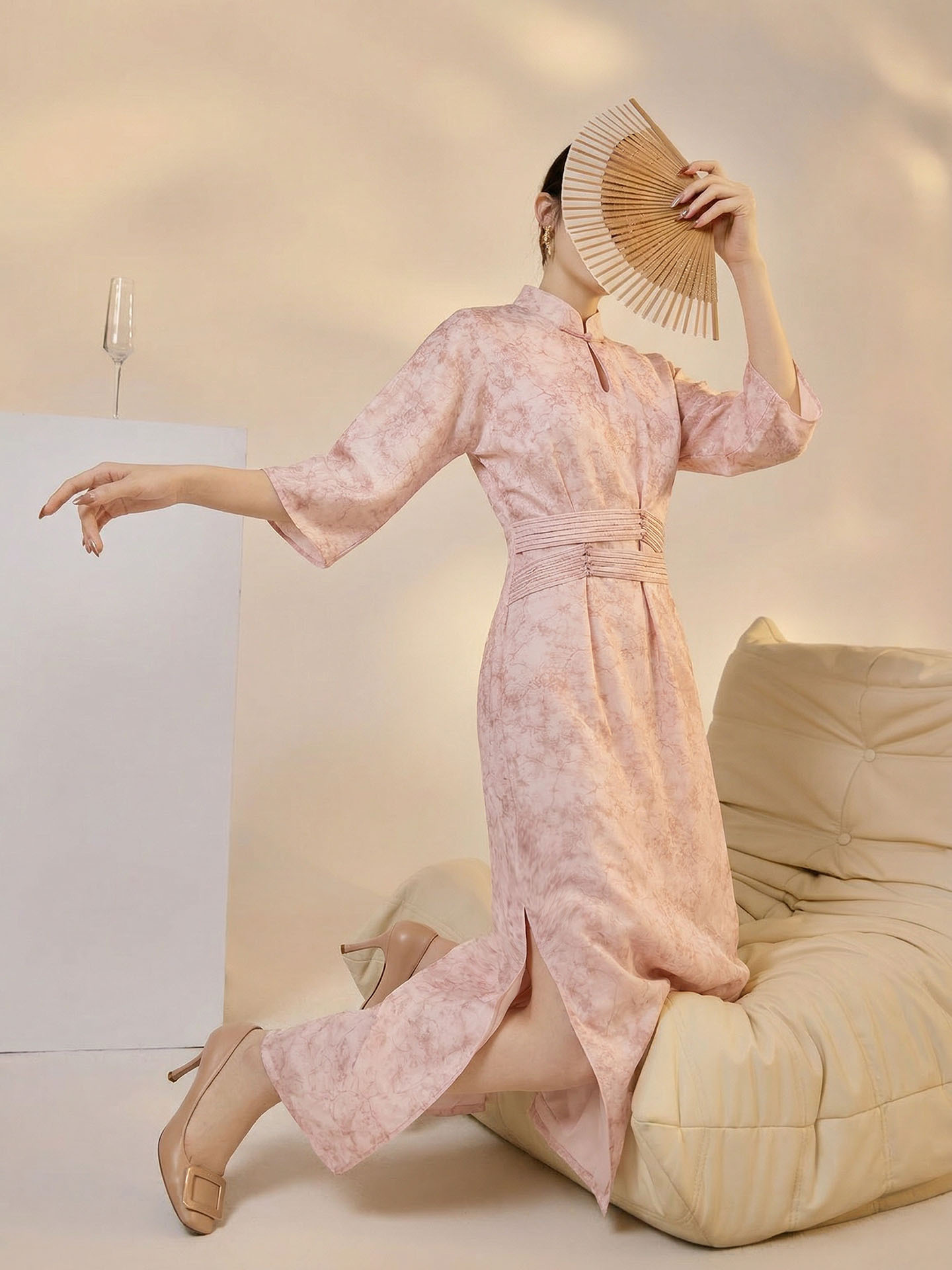 Đầm maxi nữ thắt eo thiết kế jacquard họa tiết hoa văn cổ điển, tay ngắn, cổ đứng — màu hồng
