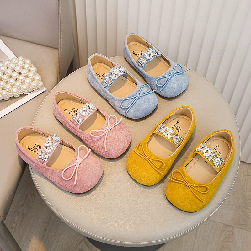 Детские туфли для танцев весна-лето 2025, большие блестящие туфли-принцессы с крупными стразами, милые туфли с бантиком и мягкой подошвой
