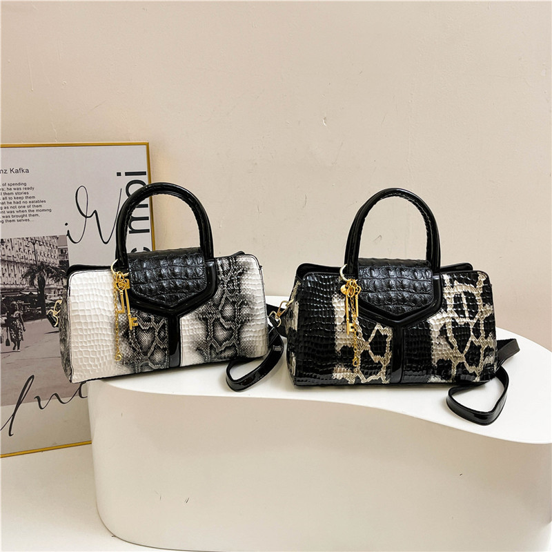 Europa y América retro transfronterizos bolsas de madres de mediana edad bolsas de Boston estampado de piel de serpiente atmósfera contraste de color inclinado de hombro bolsas de tote para mujeres