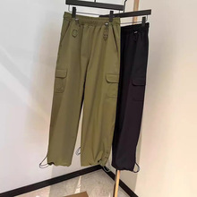 24春季新款这款降落伞裤采用功能型棉混纺面料 质地轻盈舒适有型