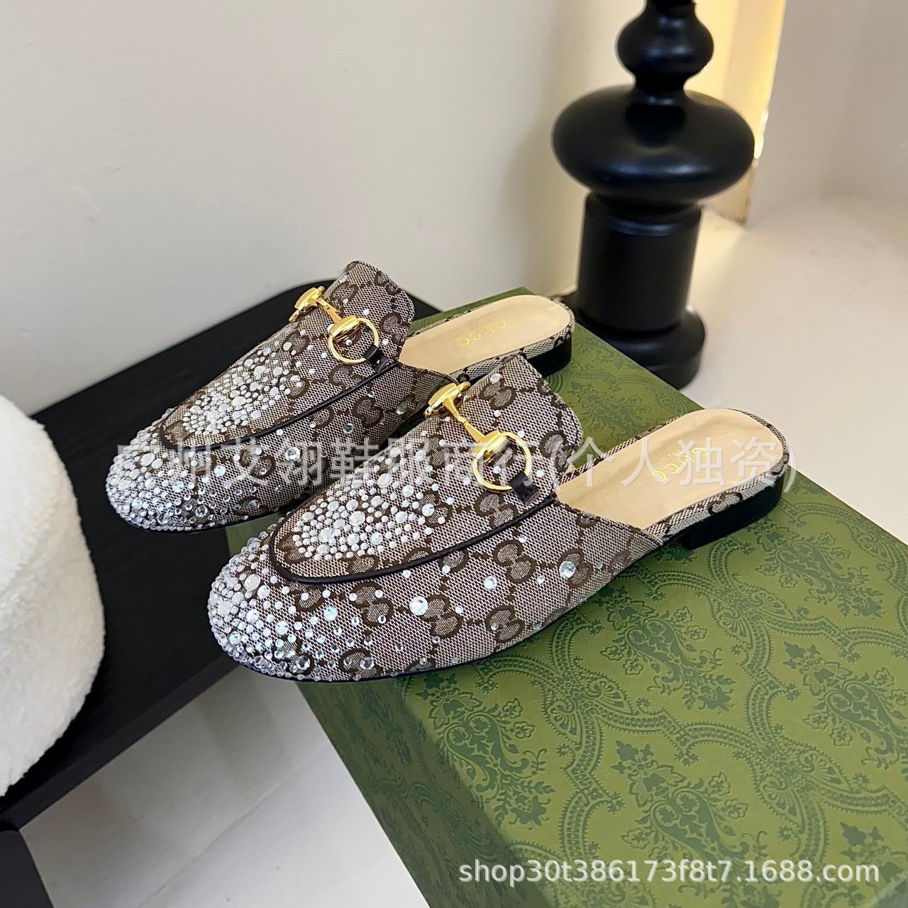 Qadın üçün horsebit loafer ayaqqabı, daşlı düz altlıq