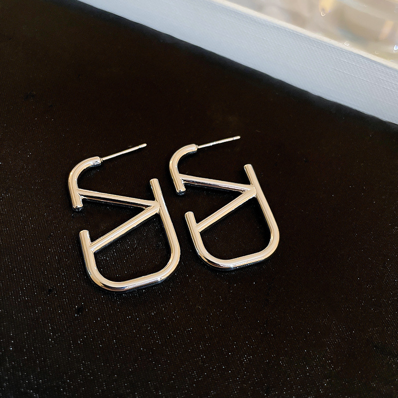 Aguja de plata carta pendientes geométricos de metal estilo frío ins pendientes de diseño personalizado pendientes de moda elegantes del todo-fósforo pendientes