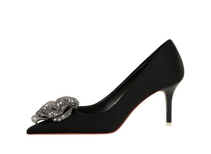 Eleganta damskor med hög klack i satin med strassblomma_voghion.com