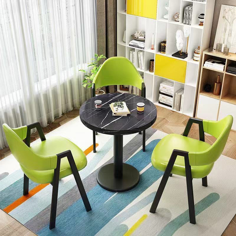 녹색 가죽으로 된 테이블과 의자 3개 60개