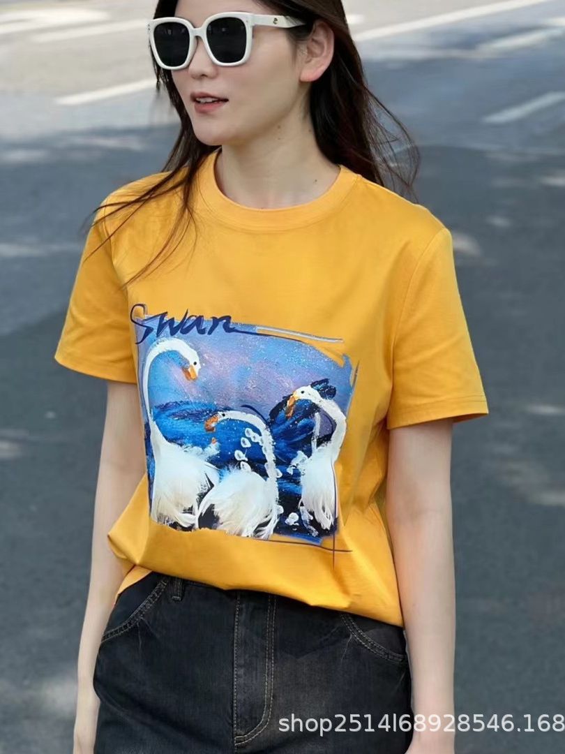 Áo thun nữ tay ngắn cổ tròn in hình thiên nga, chất cotton thoáng mát, form rộng — Màu vàng