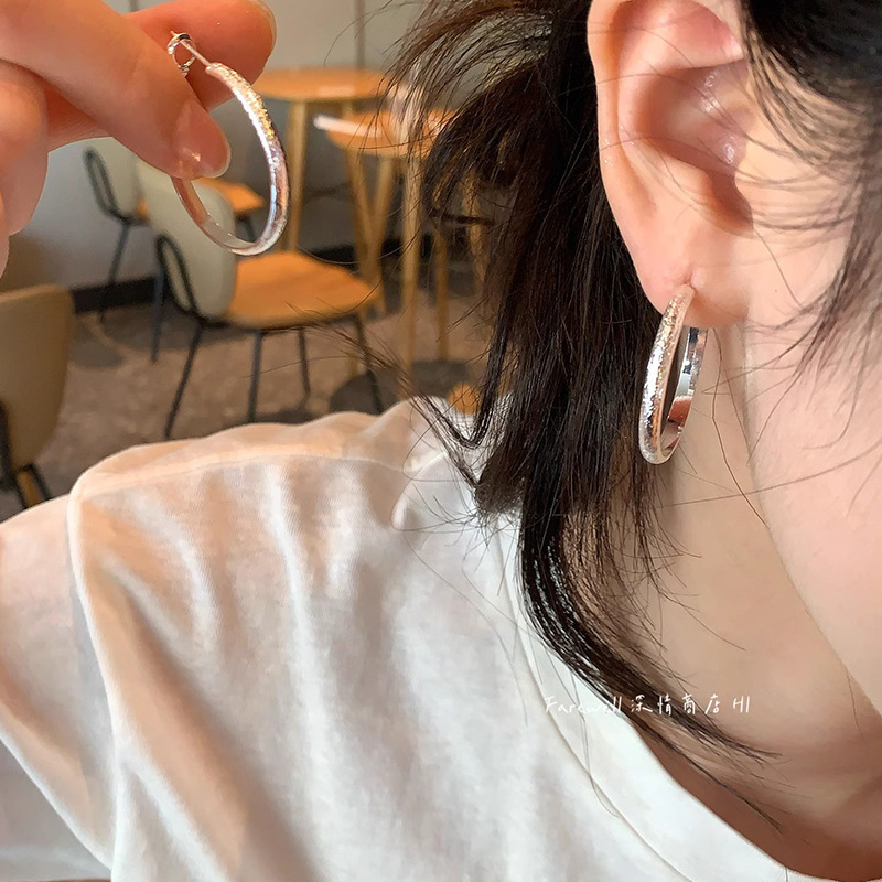 - Frosted plain hoop earrings E6802 white K