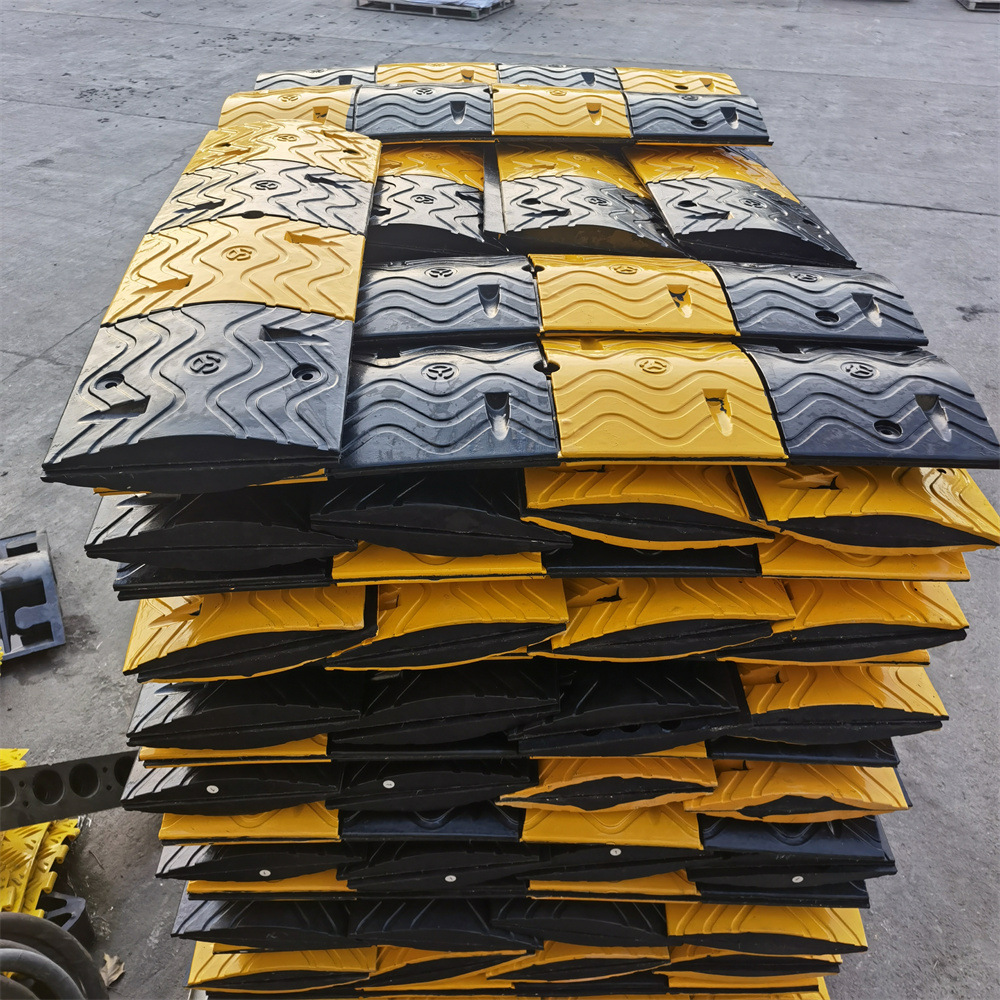 橡胶减速带国标黄黑人字形道路限速缓冲带加厚耐磨道路减速陇