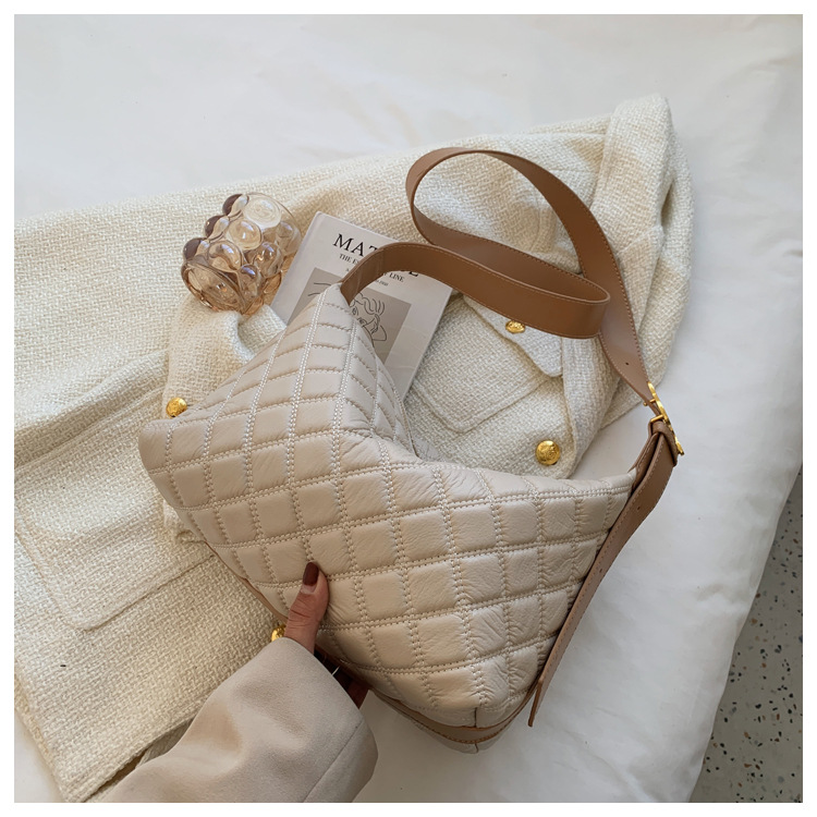 Bolso De Mujer De Otoño E Invierno, Bandolera De Hombro Lingge De Cuero Suave De Gran Capacidad display picture 4