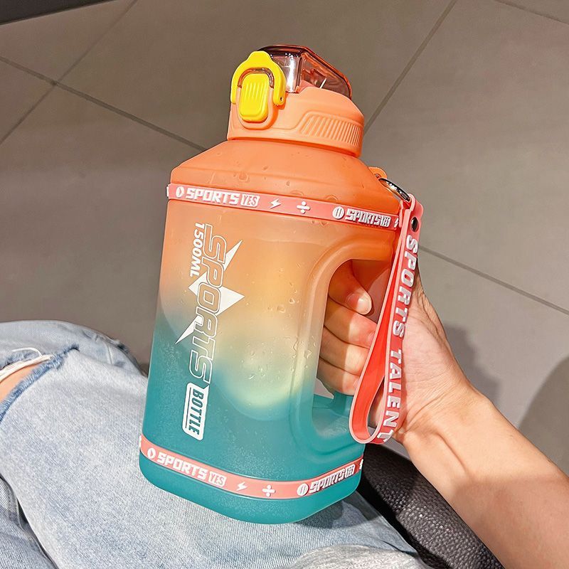 大容量ストローコップ男性フィットネストン缶トン夏の女性運動は高温に耐えてバケツの瓶のコップを飲みます。|undefined