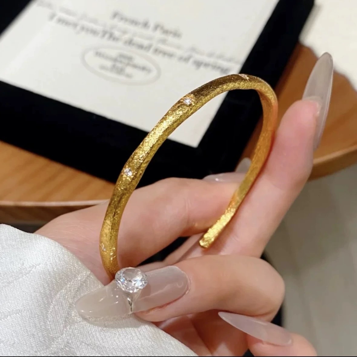 Bracciale in oro sabbia stile cinese bangle intagliato donna_voghion.com