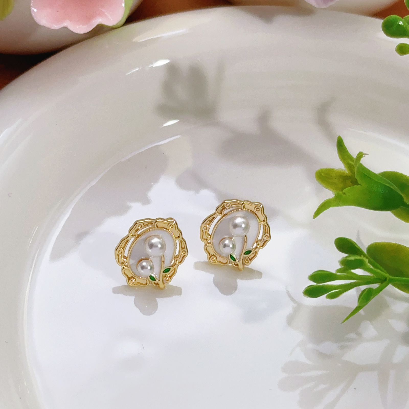 Pendientes de perlas Zhuji, temperamento blanco francés, pendientes antiguos, desplazamientos diarios, lujo ligero, joyería de orejas de alta gama al por mayor