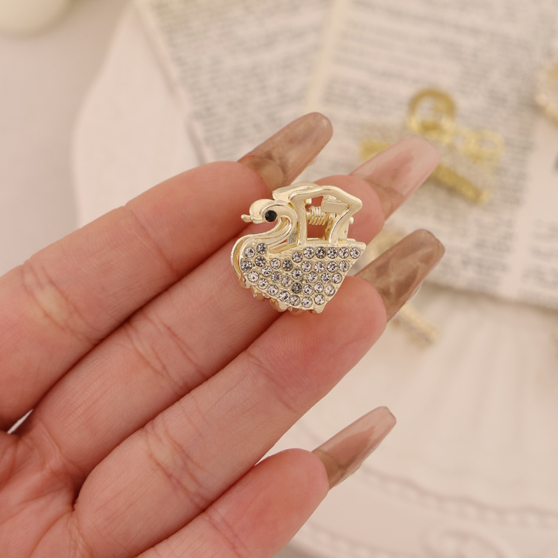Abrazadera pequeña de cisne de diamantes completos