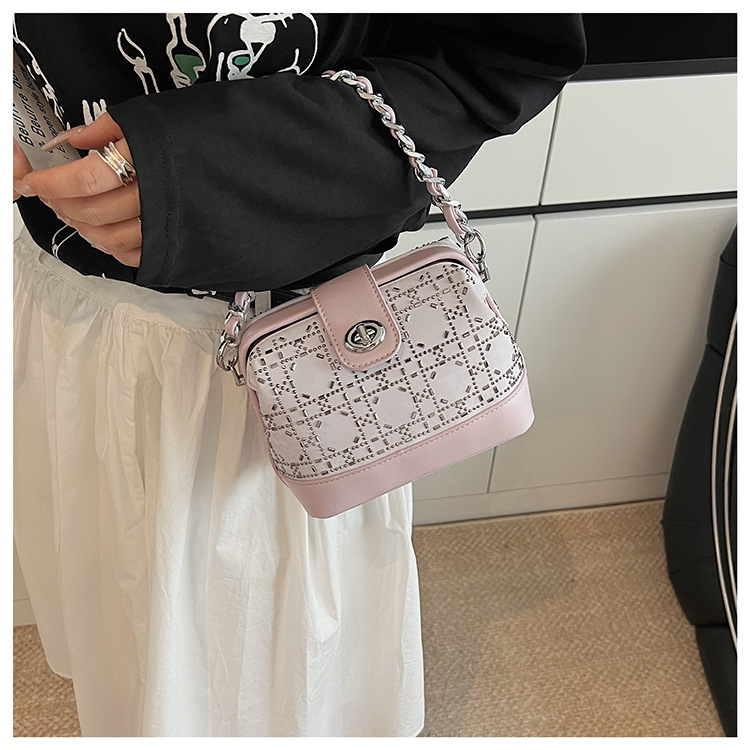 Summer bag: Women's hot diamond lock chain hand-held bucket bag 2025 New style denim blue single-shoulder fashionable crossbody bag undefined