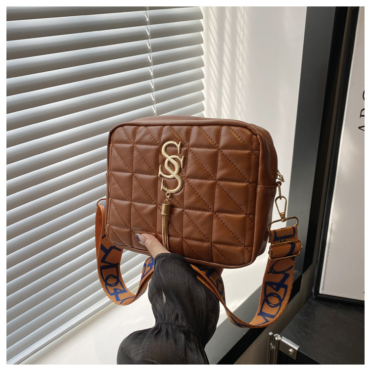 A simple and fashionable single-shoulder women's bag with diamond-shaped embroidery thread in 2024, a fresh and stylish crossbody bag with a trendy and fashionable small square style undefined