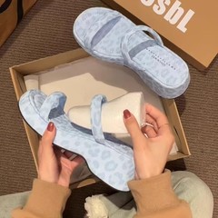 ファッション女性の厚い底の1字のスリッパの外は2025夏の新型の小さい大衆の砂浜のヒョウの紋様の高くなる坂とサンダルを着ます。