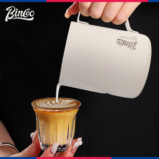 ✅ Bincoo Coffee Latte Art Vat Round Pointed Mouth Latte Art Cup Milk Vat with Scale Stainless Steel Milk Foam Cup Carved God