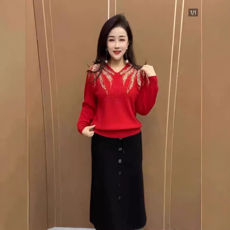 High-End Women's Short-Sleeve Knit Top with 3D Embroidery, New Spring and Autumn Style, Stylish Base Shirt for Ladies and Mothers High-End Women's Short-Sleeve Knit Top with 3D Embroidery, New Spring and Autumn Style, Stylish Base Shirt for Ladies and Mothers