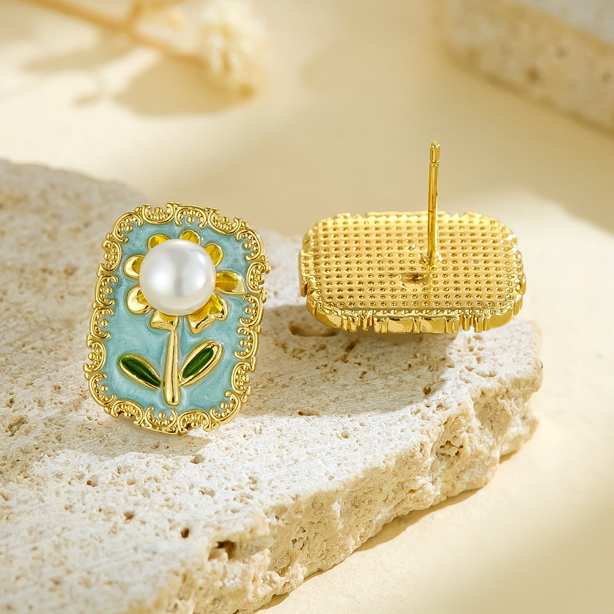 Pendientes de flor de girasol de perla con incrustaciones retro de estilo de lujo ligero Pendientes de aceite de goteo de esmalte pintado de estilo de marea nacional al por mayor transfronterizo