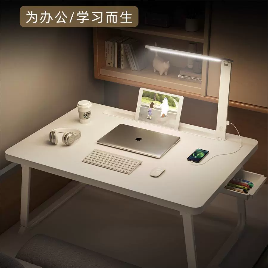 Чен Лан Ипин с настольной лампой