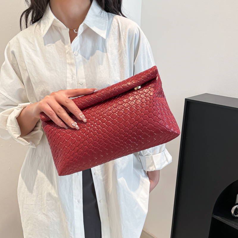 Versión coreana del bolso de mano de moda de gran capacidad 2025 nuevo bolso de sobre rizado simple de tendencia bolso de mano de temperamento de moda