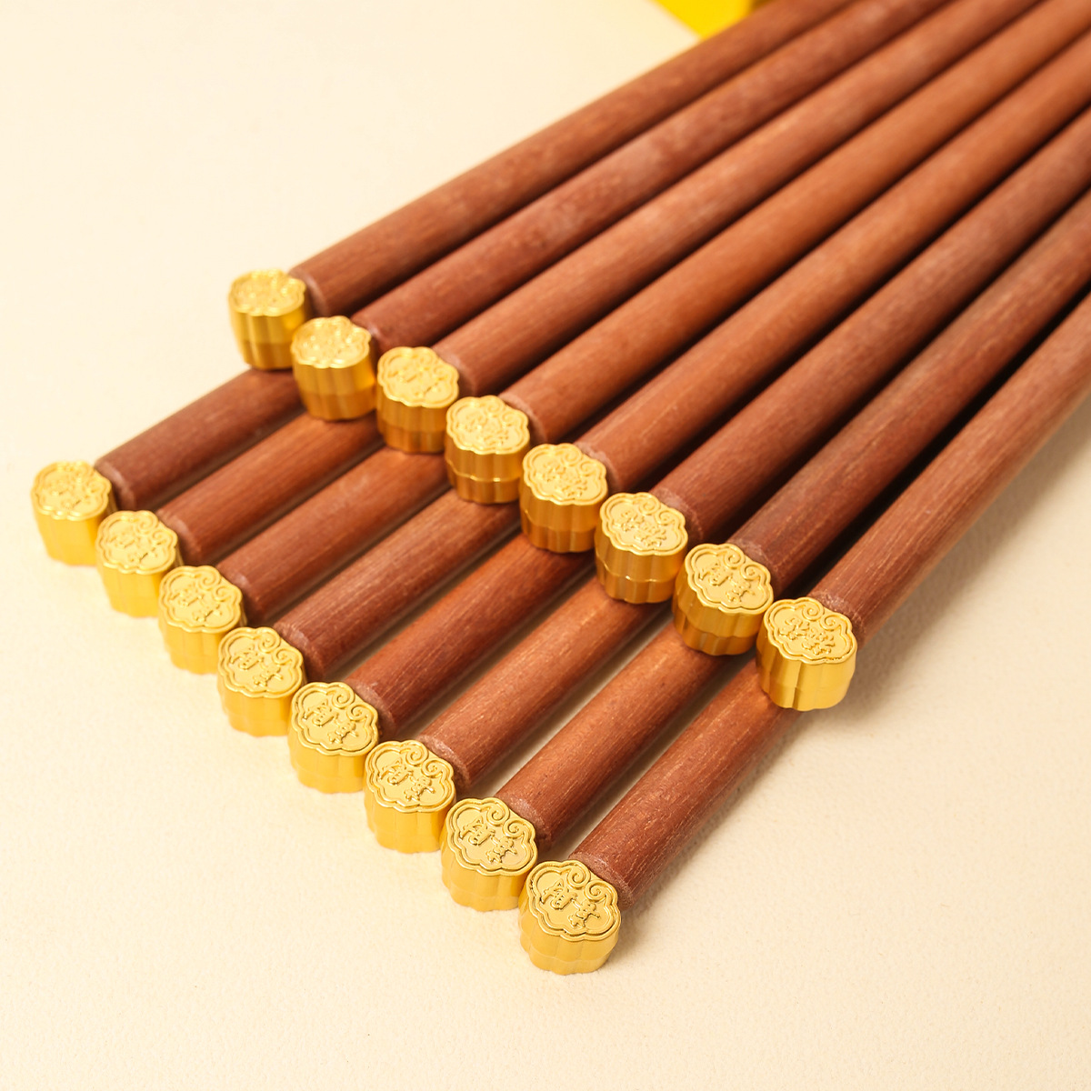 Palillos de madera con forma de alita de pollo para uso doméstico, palillos de madera maciza con parte superior redonda antideslizante, palillos de madera con parte superior de metal para uso comercial, palillos de regalo de madera sin pintura y sin cera.