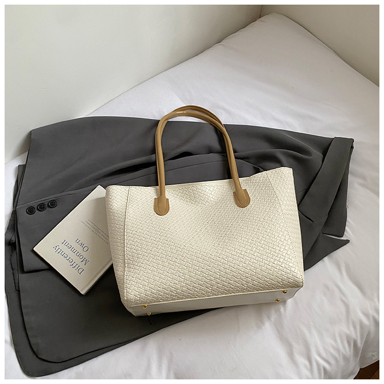 Bolsa de moda retro de gran capacidad para mujeres 2025 nueva bolsa de hombro transfronteriza simple textura casual bolso de abrigo