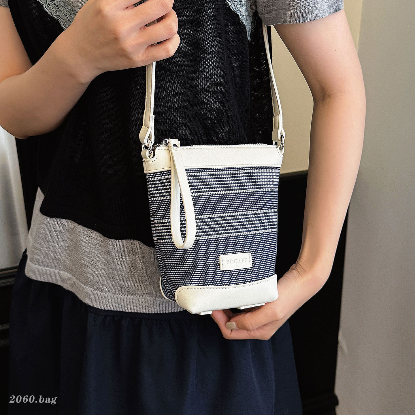 Colores contrastantes bolsos casuales balde de agua para teléfonos móviles coreanos versátiles de hombro retro 2026 bolsos de mujer a rayas nuevas bolsas